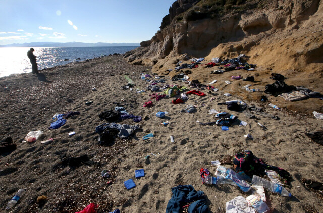 2015년 12월2일 그리스 레스보스섬에서 10여km 떨어진 터키 서부 아이발릭 바다붓 해변 끝자락엔 난민들이 출항 전에 버린 소지품들이 널려 있었다.