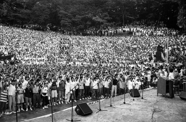 1990년 <애국의 길>을 부르고 있는 전대협 학생들. 박승화 기자