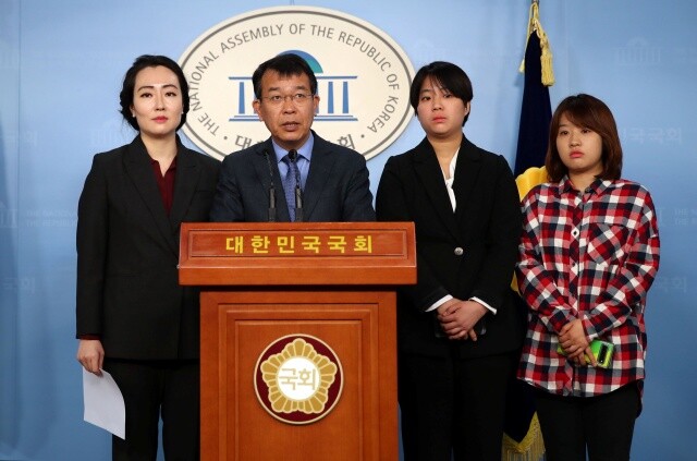 전수미 변호사(맨 왼쪽)와 김종대 정의당 전 의원이 2019년 12월30일 국회 정론관에서 ‘국군정보사령부 현역 군간부들의 북한이탈여성 성착취 사건’ 관련 기자회견을 열고 있다. 연합뉴스