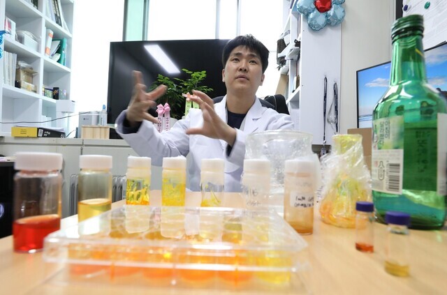 Kwon Oh-seok, a senior researcher at the Infectious Disease Research Center of the Korea Research Institute of Bioscience & Biotechnology, speaks to the Hankyoreh at his office in the institute in Daejeon on April 5. (Kim Hye-yun/The Hankyoreh)