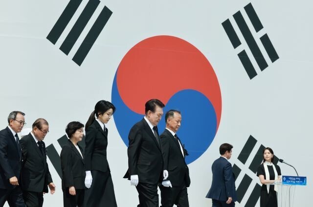 President Yoon Suk-yeol, first lady Kim Keon-hee and others return to their seats after paying their respects at a ceremony held at Seoul National Cemetary on June 6, 2024, Korea’s Memorial Day. (Yonhap)