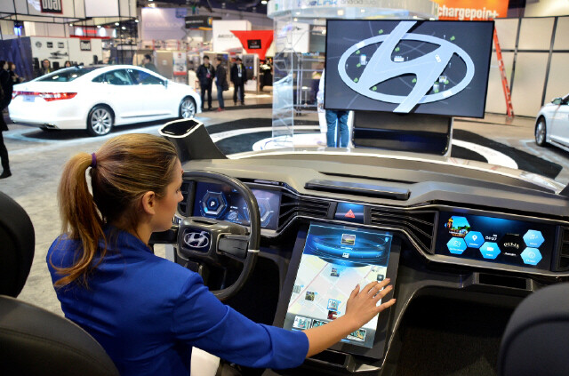 현대자동차가 2015년 1월 미국 라스베이거스 국제전자제품박람회(CES)에서 공개한 미래 스마트카의 모습. 스마트폰과 연동되는 디스플레이 전자장비 등이 운전석에 설치되어 있다. 현대자동차 제공