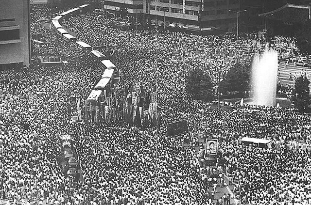 1987년 7월9일 서울시청 앞에서 진행된 연세대생 이한열의 범국민장례식에는 100만 명의 시민이 운집했다. 보도사진연감