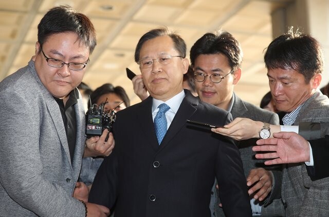 박병대 전 대법관이 2018년 11월19일과 23일 검찰 수사를 받기 위해 출석하고 있다. 한겨레 신소영 기자