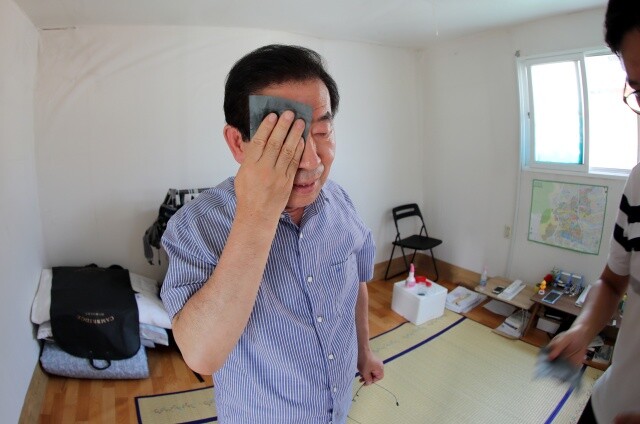 박원순 시장이 2018년 8월 강북구 삼양동 ‘옥탑방 한달살이’를 하던 당시의 모습. 정용일 기자