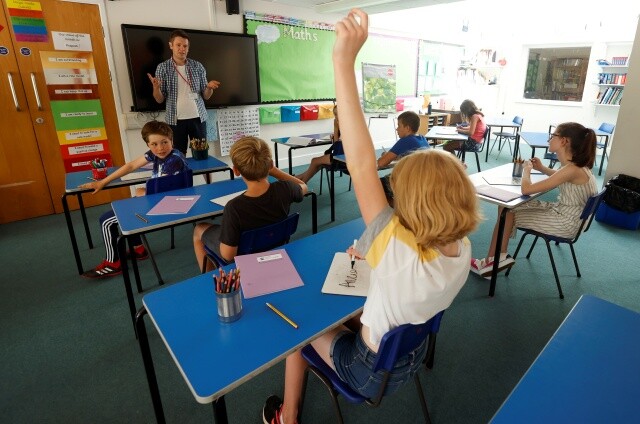 영국 학교에서는 9월부터 ‘관계맺기’ 교육과정이 필수교과로 도입된다. 코로나19 팬데믹 이후 사회적 거리를 유지하며 수업받는 영국 초등학교 교실. 로이터