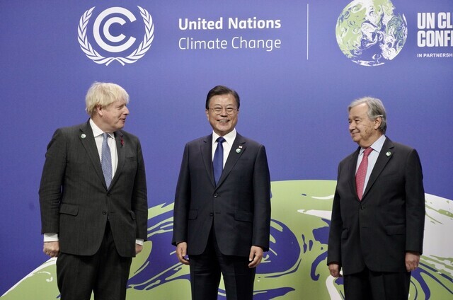 South Korean President Moon Jae-in (center) speaks with UK Prime Minister Boris Johnson (left) and UN Secretary-General António Guterres (right) while attending the COP26 in Glasgow, Scotland, on Monday. (Yonhap News)
