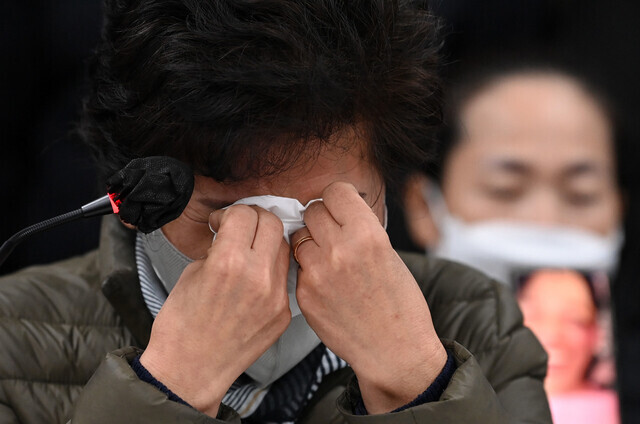 The mother of Lee Nam-hun, who died in the crowd crush in Itaewon on Oct. 29, sheds tears while taking part in a press conference by bereaved families held at the Minbyun offices in Seoul’s Seocho District on Nov. 22. (pool photo)