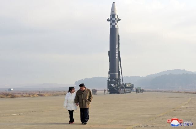 Photo ① North Korean leader Kim Jong-un first brought his daughter Kim Ju-ae into the spotlight by having her join him as he gave guidance on the test launch of the Hwasong-17 ICBM on Nov. 18, 2022. The above photo ran in Rodong Sinmun at the time. (KCNA/Yonhap)