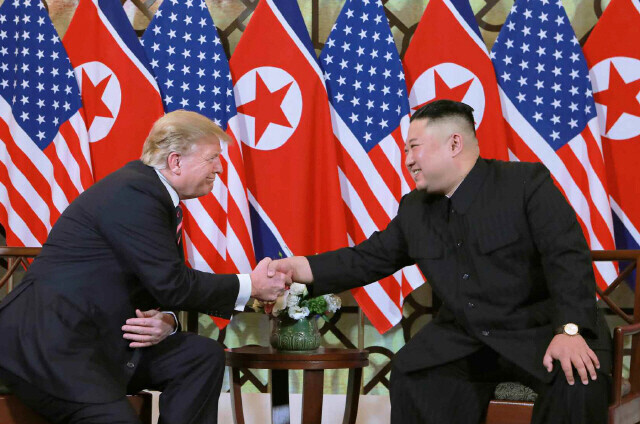 US President Donald Trump shakes hands with North Korean leader Kim Jong-un during their summit in Hanoi, Vietnam, on Feb. 28, 2019. (KCNA/EPA/Yonhap)