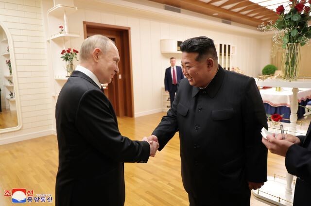 김정은 북한 국무위원장(오른쪽)과 블라디미르 푸틴 러시아 대통령이 회담에 앞서 악수하는 모습. 조선중앙통신 연합뉴스