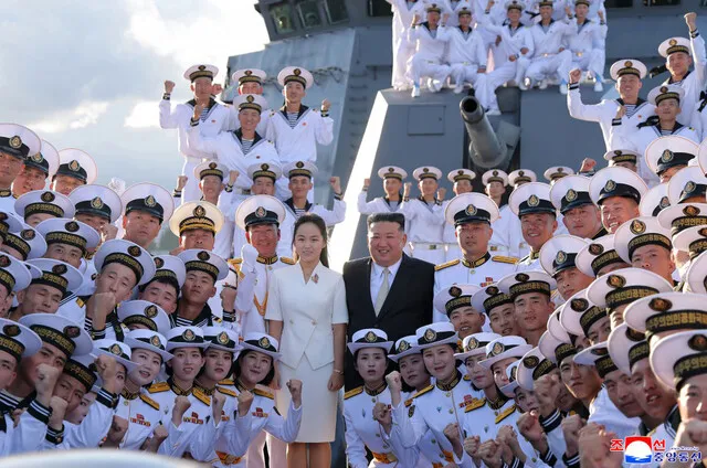 김정은, 구축함 취역식서 한미일 훈련에 강력 대응
