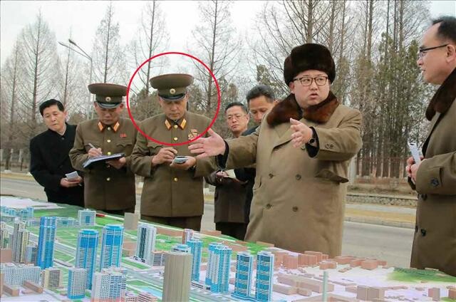 North Korean leader Kim Jong-un instructs officials during a field guidance tripin an image from the Mar. 18 edition of the Rodong Sinmun newspaper. (Yonhap News)