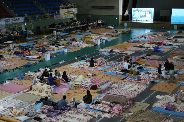 2014년 4월25일 전남 진도체육관에서 세월호 피해자 가족들이 실종자 수색 소식을 기다리고 있다. 한겨레 신소영 기자