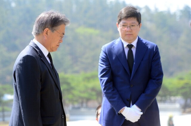 South Korean President Moon Jae-in (left