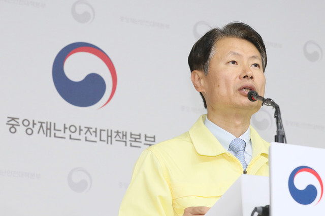 Kim Gang-lip, first general coordinator for the Central Disaster and Safety Countermeasures Headquarters, speaks during a daily briefing on Mar. 31. (Yonhap News)