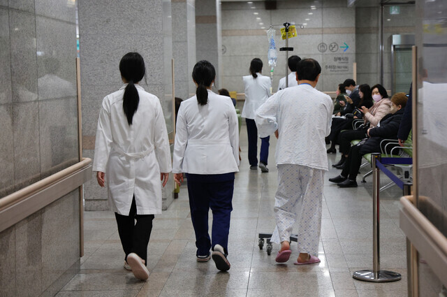 Medical workers at a university hospital in Incheon on Mar. 11, the beginning of the third week of medical interns and residents refusing to work in protest of government policies. (Yonhap News)