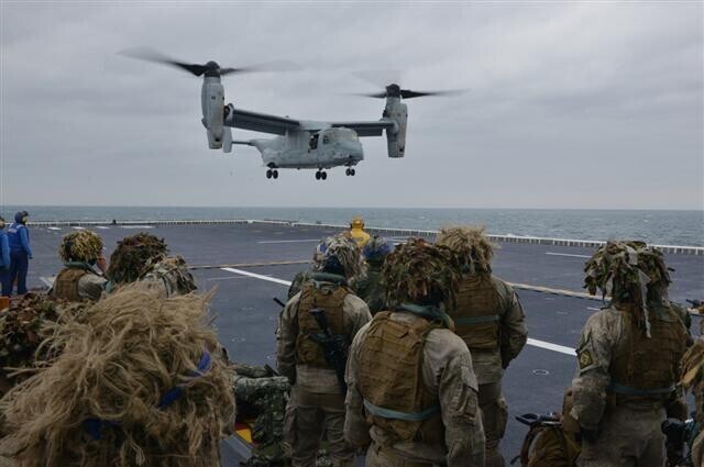Soldiers from New Zealand wait for a transport Osprey MV-22 aircraft during the Double Dragon military exercises on a South Korean Dokdo-class amphibious vessel, on March 9, 2016. (courtesy of ROK Navy)