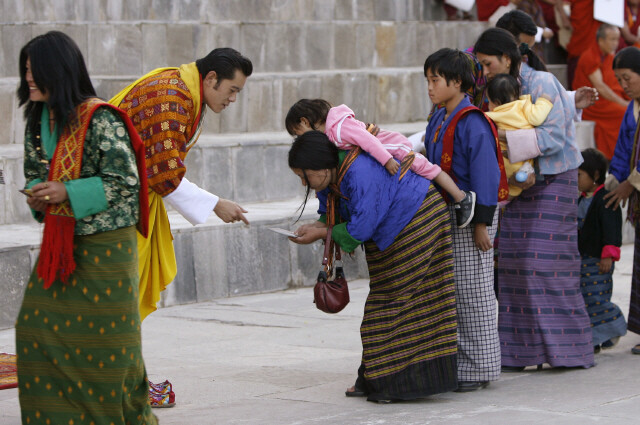부탄의 현재 왕인 5대 지그메 케사르 남기엘 왕추크가 시민들에게 선물을 주는 모습. REUTERS