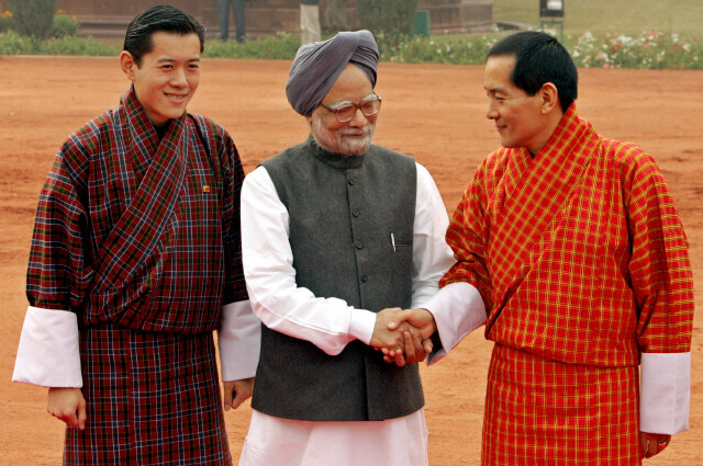 2005년 부탄의 4대 왕 지그메 싱기에 왕추크(왼쪽 사진 맨 오른쪽)가 인도의 만모한 싱 총리와 악수하고 있다. REUTERS