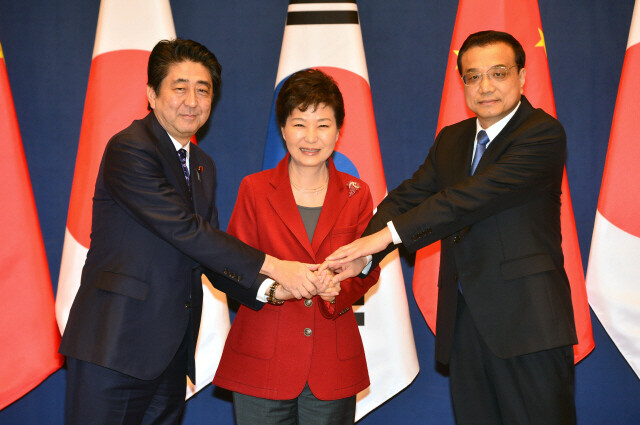 President Park Geun-hye poses for a commemorative photo with Japanese Prime Minister Shinzo Abe (left) and Chinese Premier Li Keqiang before their trilateral summit