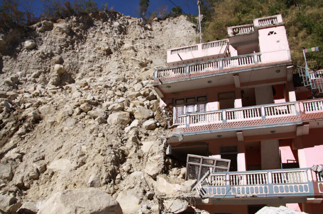 중국 접경 지역의 마을 타토파니의 한 주택에 지진의 흔적이 남아 있다.