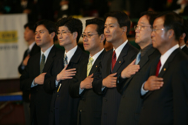 김 당선자(가운데 사진 맨 왼쪽)가 전국정당화를 꿈꾸며 창당한 열린우리당 서울시당 대회(2005년)에서 국민의례를 하고 있다. 박승화 기자