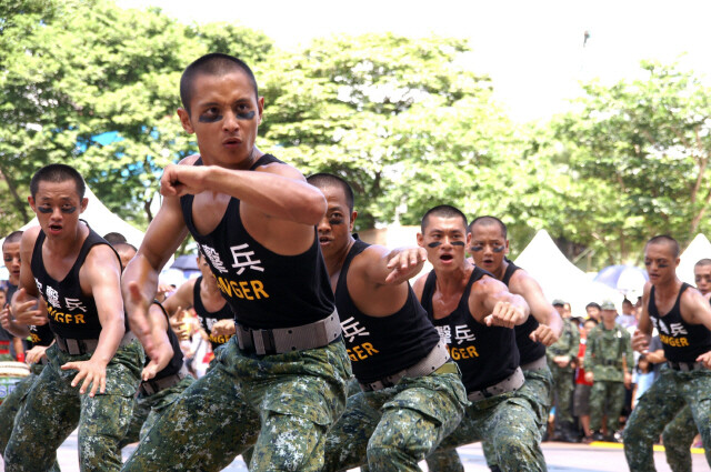 2014년 대만 군인들이 모병 행사에서 무술 시범을 보이고 있다. 대만은 모병제로 전환하고 있지만 모병이 부진해 전환 시기가 늦춰지고 있다. EPA 연합뉴스