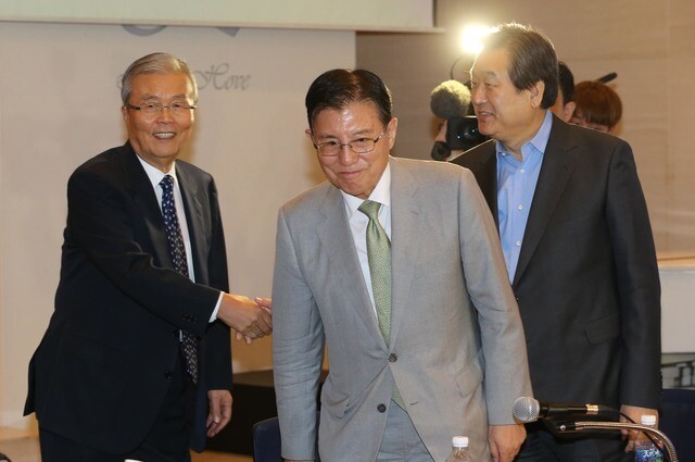 Former Minjoo Party Leader Kim Jong-in (left) shakes hands with former Saenuri Party leader Kim Moo-sung at ‘Conservatives and Progressives Seeking Reform Together’
