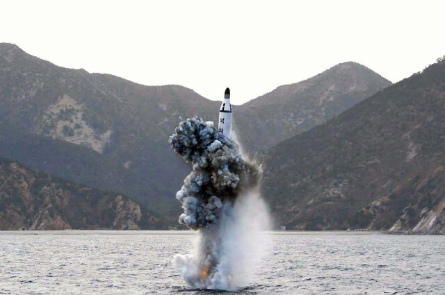 북한은 지속적으로 핵무장 능력을 선전하며 국제사회에 존재감을 부각하려 한다. 북한 <조선중앙통신>이 공개한 2016년 4월23일 잠수함발사탄도미사일(SLBM) 발사 시험 장면. AFP 연합뉴스