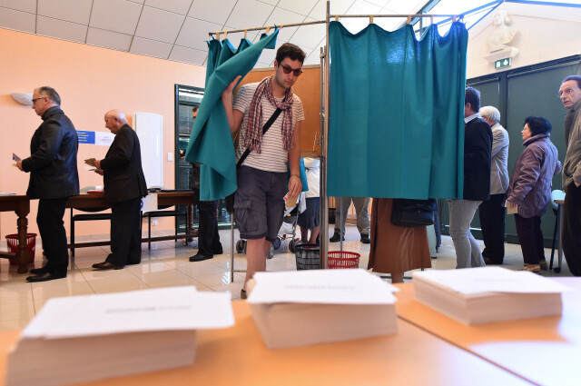 프랑스 대선 1차 투표에서 유권자들은 기성 정당을 외면하고 새로운 정치 변화를 선택했다. 5월7일 2차 투표에서 마린 르펜 후보가 당선된다면 유럽연합(EU)의 운명은 바람 앞 등불이 된다. AFP 연합뉴스