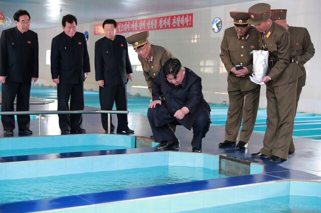 Kim conducts “on-the-spot guidance” at Sinchang Fish Farm on Apr. 16. (Yonhap News)