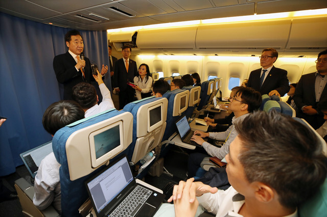 South Korean Prime Minister Lee Nak-yeon holds a press meeting aboard the Republic of Korea Air Force One regarding his meeting with Japanese Prime Minister Shinzo Abe on Oct. 24. (Yonhap News)