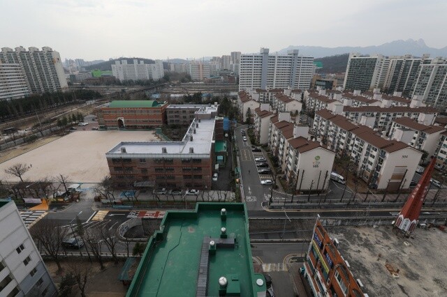 서울 노원구 영구임대아파트 하계5단지 옆에 ‘작은 학교’ 중현초등학교가 있다.