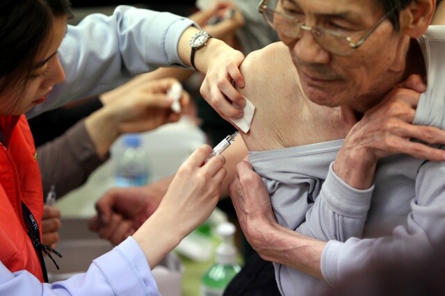 의료진이 서울시 용산구 동자동 무료급식소에서 독감, 폐렴 예방접종을 하고 있다. 한겨레 박종식 기자
