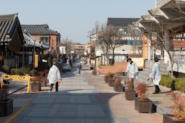 3월25일 전주 한옥마을에 방역이 이뤄졌다. 방역 인력을 제외하고 관광객은 거의 보이지 않았다.