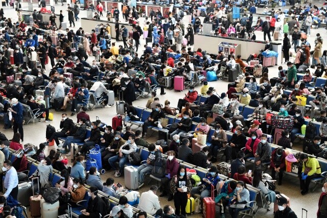 중국 후베이성 우한시 봉쇄가 해제된 4월8일, 한커우역이 승객들로 북적이고 있다. 이날 기차 등을 통해 10만 명에 가까운 시민이 우한을 떠났다. 로이터 연합뉴스