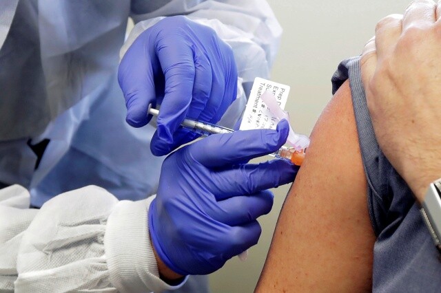 3월19일 미국 시애틀에 있는 ‘카이저퍼머넌트워싱턴건강연구소’(KPWHRI)가 코로나19 백신 후보 물질을 임상시험에 참여한 환자 몸에 넣고 있습니다. AP 연합뉴스