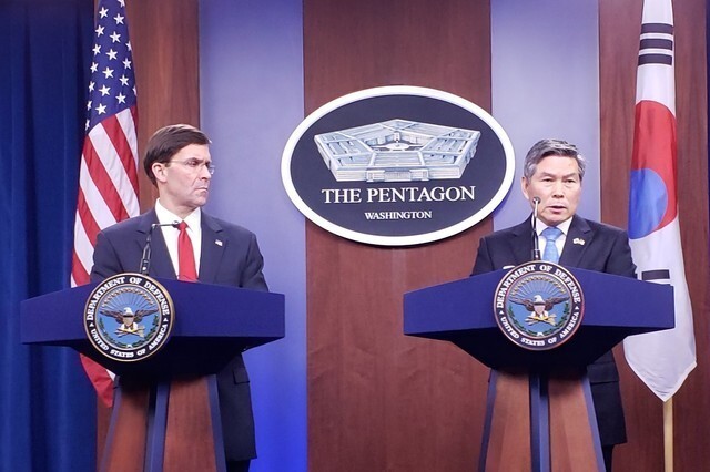 South Korean Defense Minister Jeong Kyeong-doo and US Defense Secretary Mark Esper hold a press conference at the Pentagon on Feb. 24. (Hwang Joon-bum, Washington correspondent)