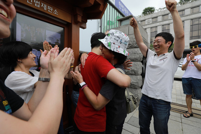People celebrate a Constitutional Court ruling that punishment of conscientious objection is unconstitutional on June 28, 2018. (Ryu Woo-jong, staff photographer)