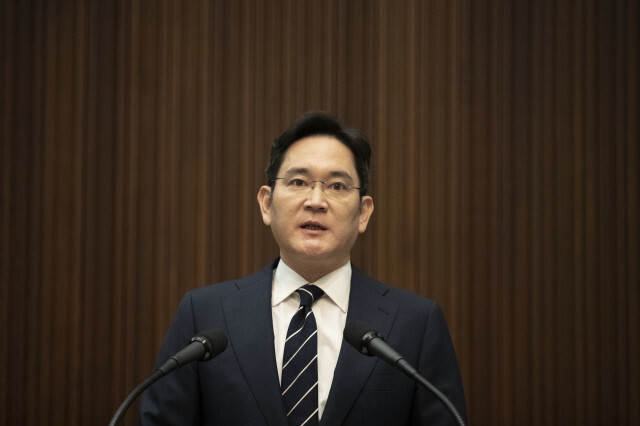 Samsung Electronics Vice Chairman Lee Jae-yong makes a public apology for the controversy surrounding his management succession at Samsung’s Seoul headquarters on May 6. (photo pool)