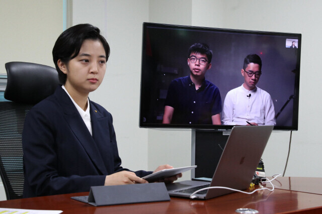 Justice Party lawmaker Ryu Ho-jeong holds a video chat with Hong Kong democracy activist Joshua Wang in June. (Kang Chang-kwang, staff photographer)