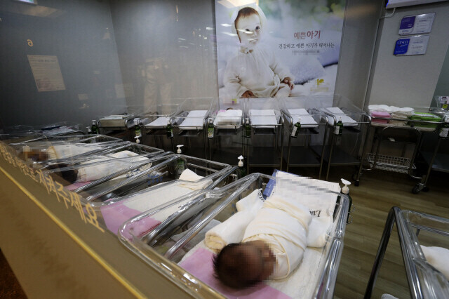 The newborn nursery at a hospital in Seoul’s Seongbuk District. (Kim Myoung-jin, staff photographer)