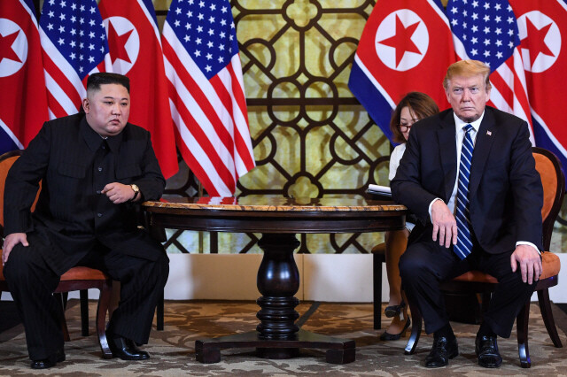 김정은 북한 국무위원장과 트럼프 미국 대통령이 2019년 2월28일 베트남 하노이에서 이틀째 정상회담을 시작하기 전 굳은 표정으로 앉아 있다. 하노이/AFP 연합뉴스