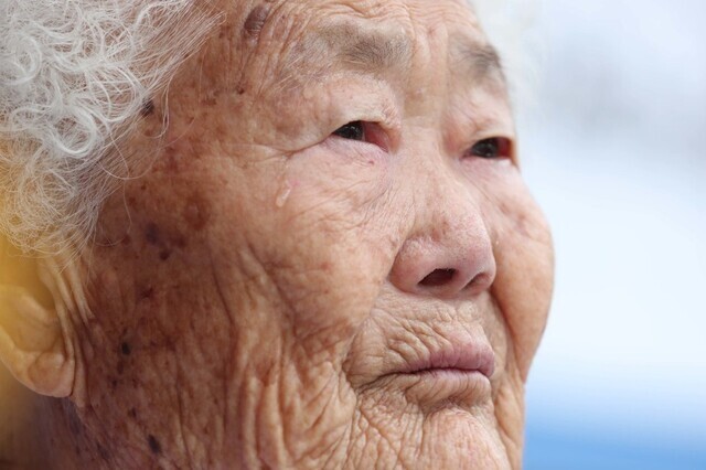 Former comfort woman Lee Ok-seon sheds a tear during the 1,395th Wednesday Demonstration in front of the former Japanese Embassy in Seoul. (Baek So-ah)