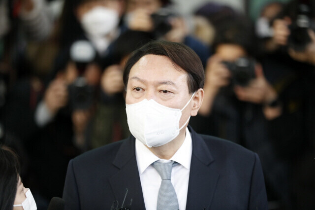 Then-Prosecutor General Yoon Seok-youl takes questions from reporters after announcing his resignation at the Supreme Prosecutors’ Office in Seoul on March 4. (Kim Hye-yun/The Hankyoreh)