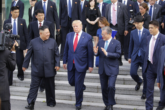 North Korean leader Kim Jong-un, then US President Donald Trump and South Korean President Moon Jae-in at their surprise summit in Panmunjom on June 30, 2019. (Kim Jung-hyo/The Hankyoreh)