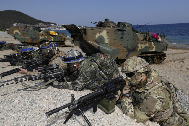 US and South Korean marines conduct a joint exercise in March 2016, on a beach in Pohang, North Gyeongsang Province. (Hankyoreh photo archives)