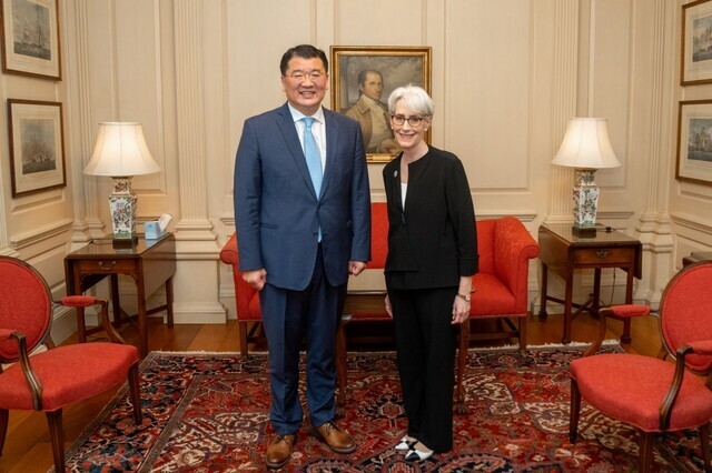 South Korean First Vice Minister of Foreign Affairs Choi Jong-kun poses for a photo with US Deputy Secretary of State Wendy Sherman in Washington on Wednesday. (provided by the Ministry of Foreign Affairs)