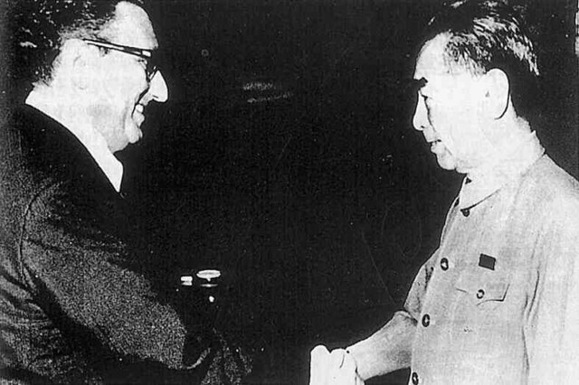 Then-US Secretary of State Henry Kissinger shakes hands with then-Chinese Premier Zhou Enlai on July 9, 1971. (Hankyoreh photo archives)